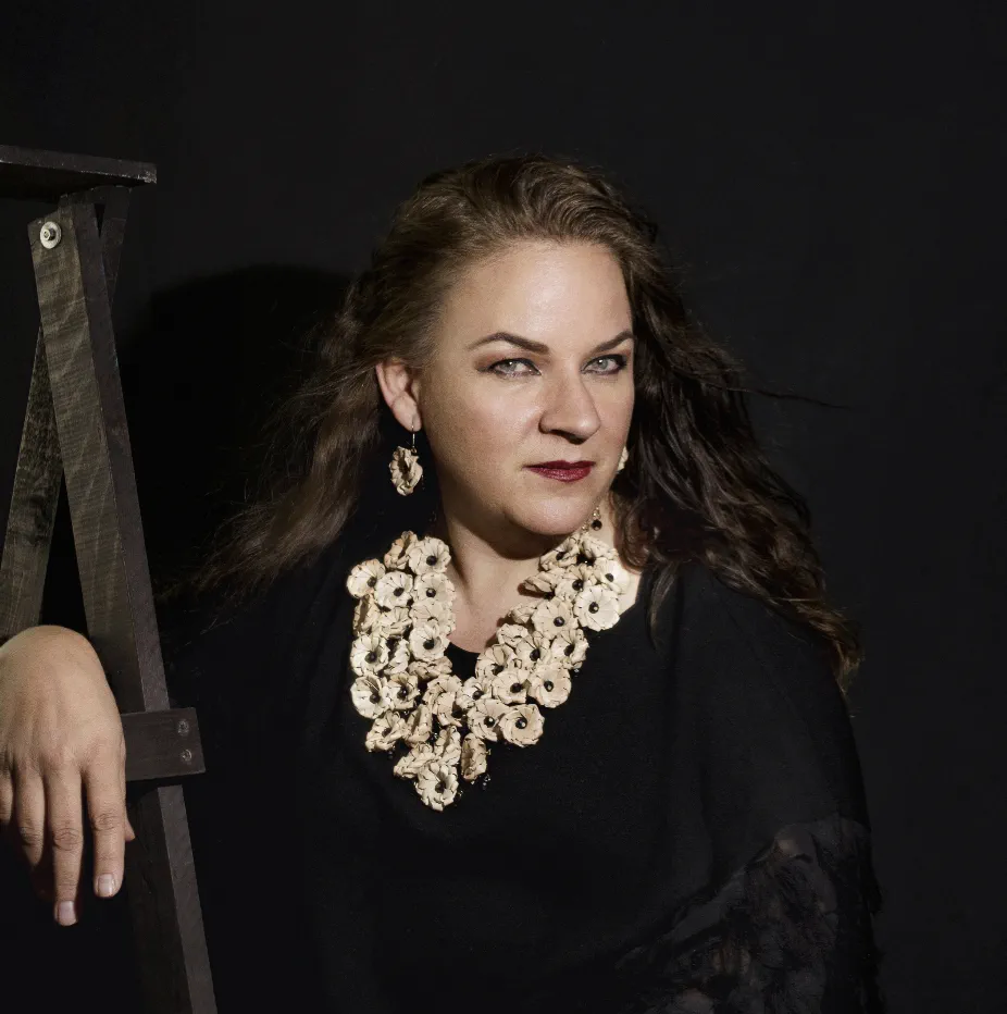 Adrianna — Directora y fundadora de Grupo Idea